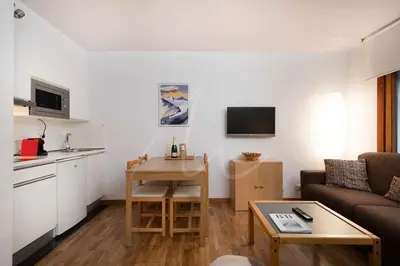 Una televisión o centro de entretenimiento en Bonaigua 006 by SeaMount Rentals