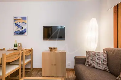Una televisión o centro de entretenimiento en Bonaigua 006 by SeaMount Rentals