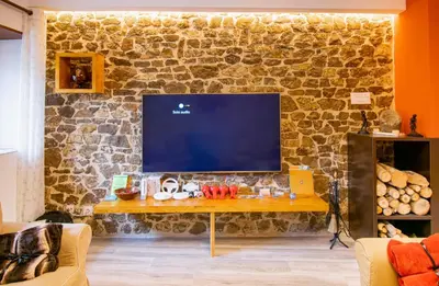 Una televisión o centro de entretenimiento en Amplia casa para desconectar con vistas al lago