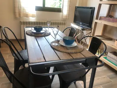 Una televisión o centro de entretenimiento en Duplex en el pirineo