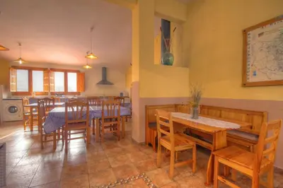 Un restaurante o sitio para comer en Albergue Barranc de la Serra