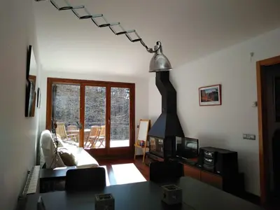 Una televisión o centro de entretenimiento en Apartament amb pati a la Vall Fosca, tranquilitat i bones vistes