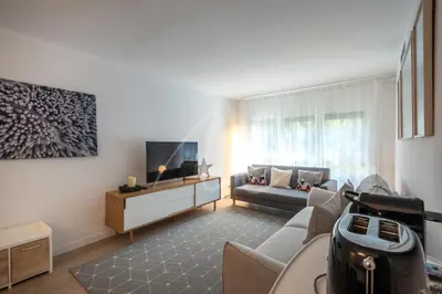 Una televisión o centro de entretenimiento en Bonaigua 512 by SeaMount Rentals