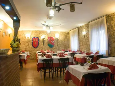 Un restaurante o sitio para comer en Fonda Bohemia Riuot