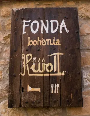 Certificado, premio, señal o documento que está expuesto en Fonda Bohemia Riuot