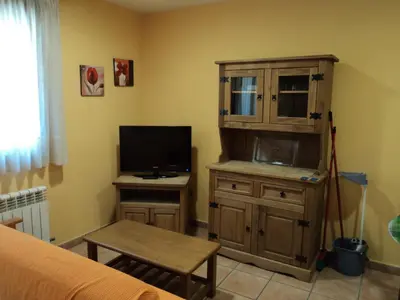 Una televisión o centro de entretenimiento en Apartamentos Solans