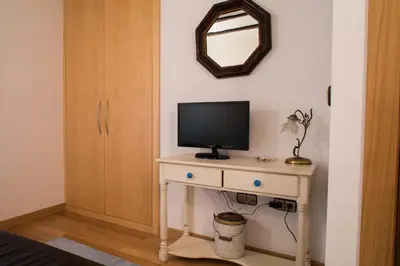 Una televisión o centro de entretenimiento en Casa de la Cadena