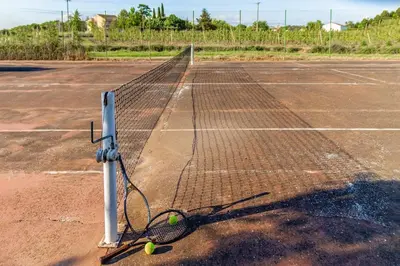 Instalaciones para jugar a tenis o squash en Cal Soi o alrededores