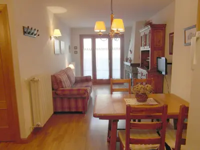 Una televisión o centro de entretenimiento en B25 - La Granja, Bajo con jardín - Villmor