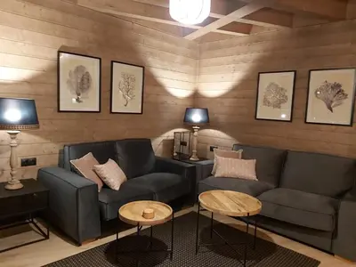 Zona de estar de Casa Sallent con bañera hidromasaje y jardín