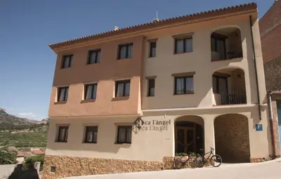 Edificio en el que se encuentra el hostal o pensión
