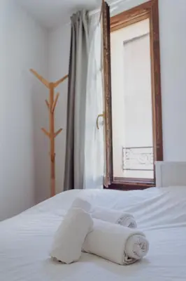 Cama o camas de una habitación en Apartamentos Destino Alquézar