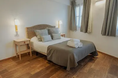 Cama o camas de una habitación en Apartamentos Destino Alquézar