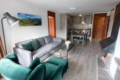 Zona de estar de Anayet - Plaza del Reloj en FORMIGAL - by PIRINEOS 360
