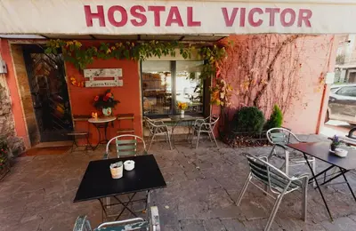 Un restaurante o sitio para comer en Hostal Victor