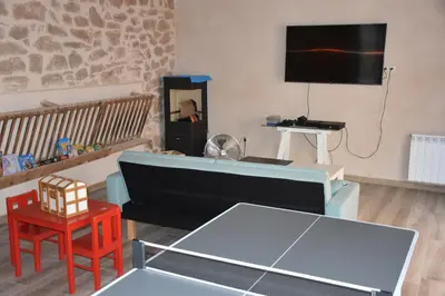 Una televisión o centro de entretenimiento en Lo Molí de Bot
