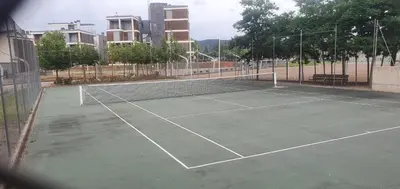 Instalaciones para jugar a tenis o squash en APARTAMENTO PIRINEO DE HUESCA, JACA, FORMIGAL, PANTICOSA o alrededores