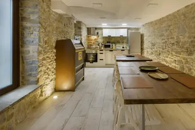 Un restaurante o sitio para comer en Casa Campanilla Jaca