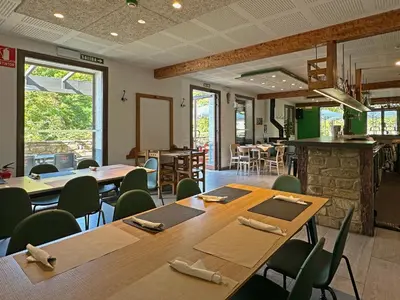 Un restaurante o sitio para comer en Hostal Iratibizkar