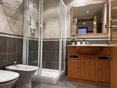 Un baño de Escarra - Reformado, acogedor y luminoso, con garaje cubierto y ascensor BY PIRINEOS 360