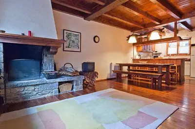 Una cocina o zona de cocina en Salardu casa aranesa Cardenal