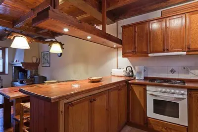 Una cocina o zona de cocina en Salardu casa aranesa Cardenal