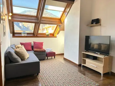 Una televisión o centro de entretenimiento en Apartament encantador, familiar i lluminós by RURAL D'ÀNEU