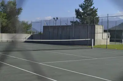 Instalaciones para jugar a tenis o squash en Apartamento Las Margas Golf Pirineo Aragones o alrededores