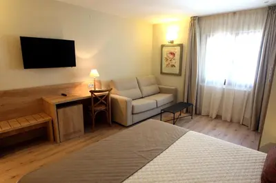 Una televisión o centro de entretenimiento en Hotel & Spa Real Villa Anayet
