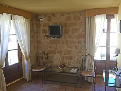 Una televisión o centro de entretenimiento en HOTEL GUADALOPE