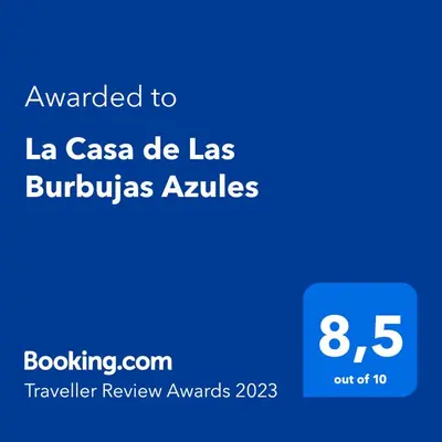 Certificado, premio, señal o documento que está expuesto en La Casa de Las Burbujas Azules