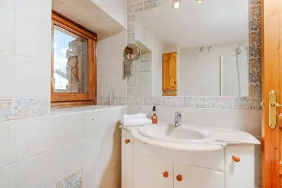 Un baño de Cantal by Cardi Suites.