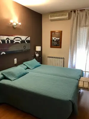 Cama o camas de una habitación en Hostal Delgado