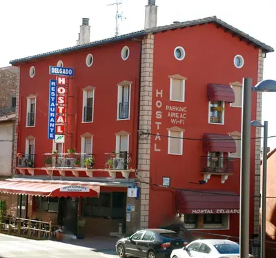 Edificio en el que se encuentra el hostal o pensión