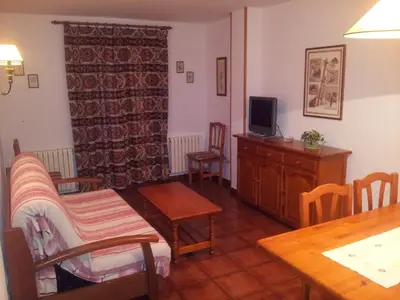 Una televisión o centro de entretenimiento en Apartamentos Petronilla