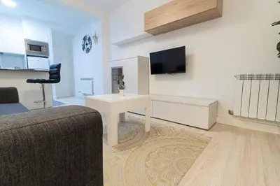 Una televisión o centro de entretenimiento en 