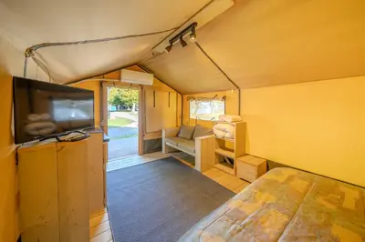 Una televisión o centro de entretenimiento en Camping Gran Sol