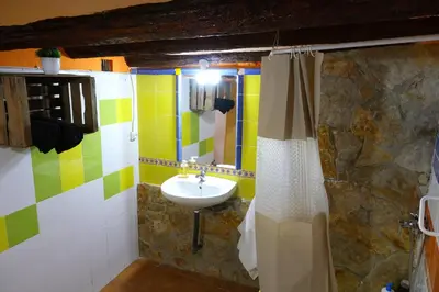 Un baño de Cal Xulipa, casa familiar al centre de Tremp