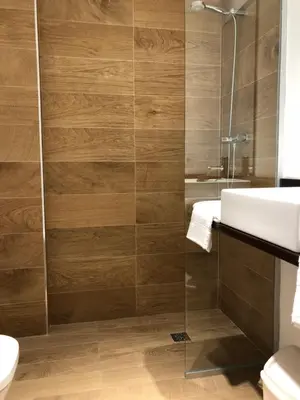Un baño de Epsilon Alcañiz Hotel