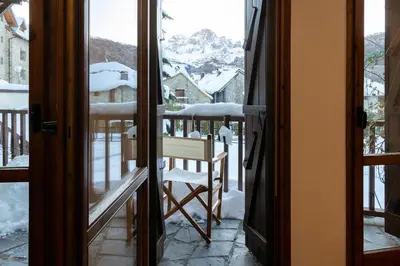 Un balcón o terraza de Bubal - con piscina y vistas a los Pirineos