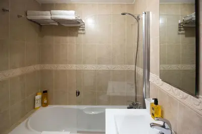 Un baño de Lanuza by PIRINEOS 360 - Garaje y trastero