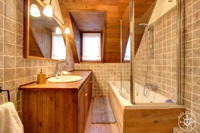 Un baño de CASA AIGUAMOIX de Alma de Nieve
