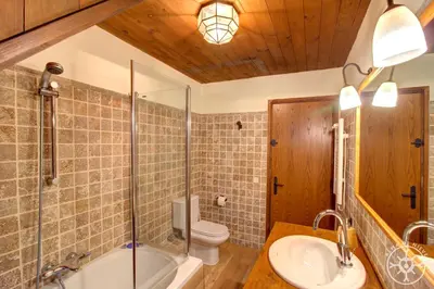 Un baño de CASA AIGUAMOIX de Alma de Nieve