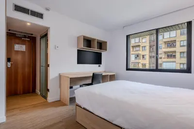 Una televisión o centro de entretenimiento en Micampus Pamplona Student Residence