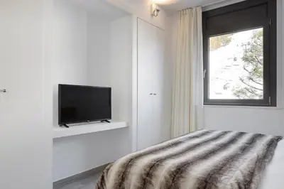 Una televisión o centro de entretenimiento en Irissa by FeelFree Rentals