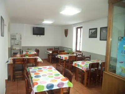 Una televisión o centro de entretenimiento en Albergue de Canfranc Estación