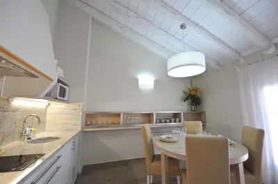 Una cocina o zona de cocina en Apartamentos Turísticos Mirablanc
