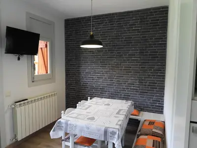 Una televisión o centro de entretenimiento en Bassiero Apartament