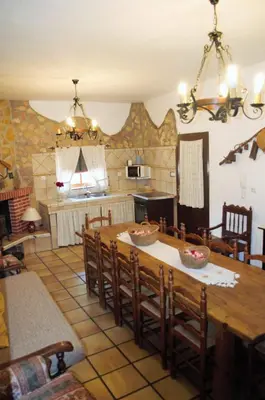 Una cocina o zona de cocina en Casa Rural El Huerto del Trucho