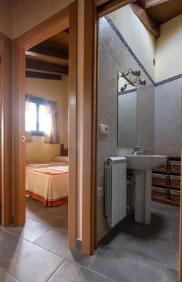 Un baño de Apartamentos Farrai llova